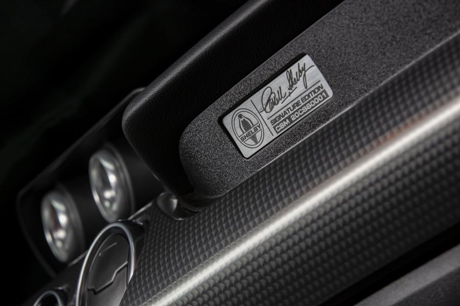 Детали интерьера Shelby Super Snake Carroll Shelby Signature Series 2020 года  (фото 31 из 44)